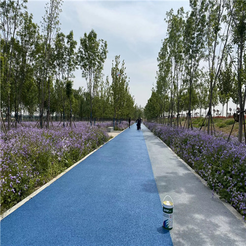 彩色透水混凝土路面为什么采用分层施工？